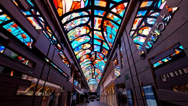 세계에서 6번째로 큰 초대형 크루즈선 '그란디오사(Grandiosa)’호 내부 갤러리아 천장에 설치된 삼성전자 초대형 스마트 LED 사이니지 (사진=삼성전자)