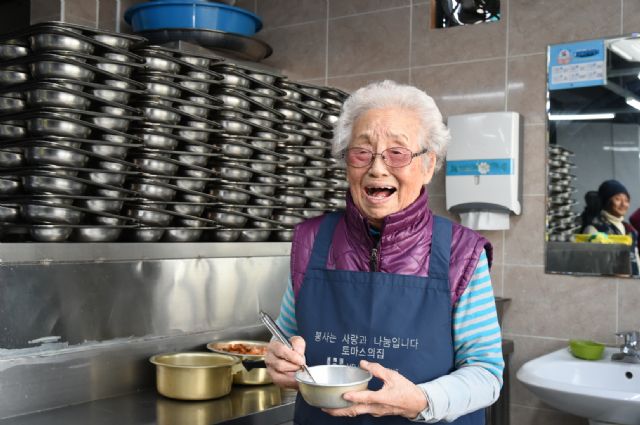 33년째 무료급식 나눠 준 95세 정희일 할머니 'LG 의인상'