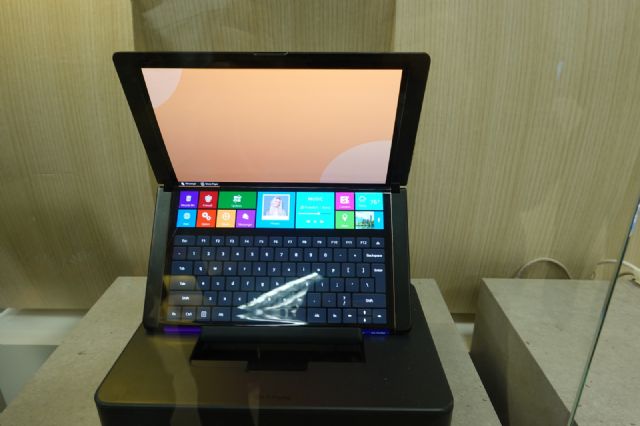 LG디스플레이는 OLED 폴더블 태블릿 시제품을 연내 상용화할 계획이라고 밝혔습니다. (사진=지디넷코리아)
