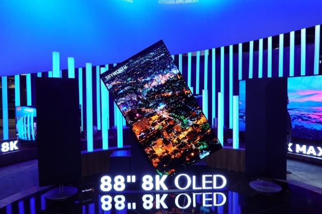 스카이웍스 표 세로형 TV는 88인치에 OLED 디스플레이, 8K 해상도를 갖췄다. (사진=지디넷코리아)
