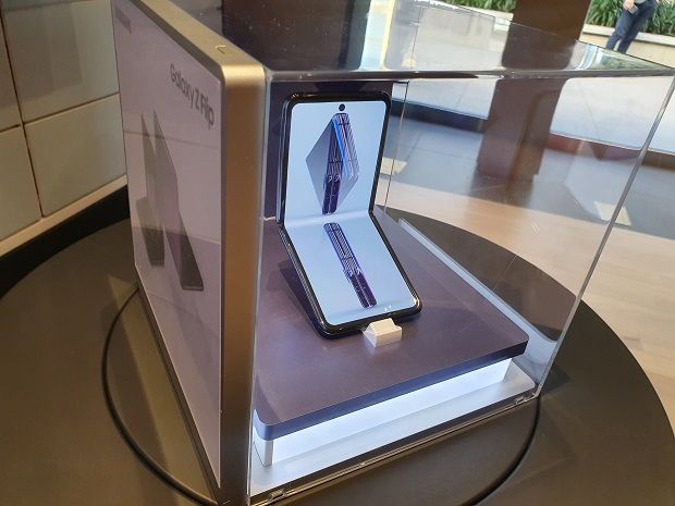 삼성 익스피리언스 스토어 팔로알토점에 전시된 갤럭시Z 플립. 원하는 소비자를 대상으로 실제 기기를 체험할 수 있도록 했다.(사진=지디넷코리아)