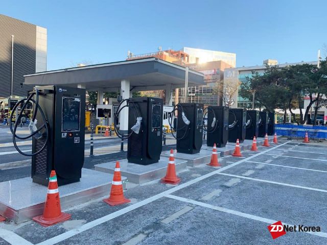 강남 압구정 주차장에 최신 전기차 급속충전기 8기 설치