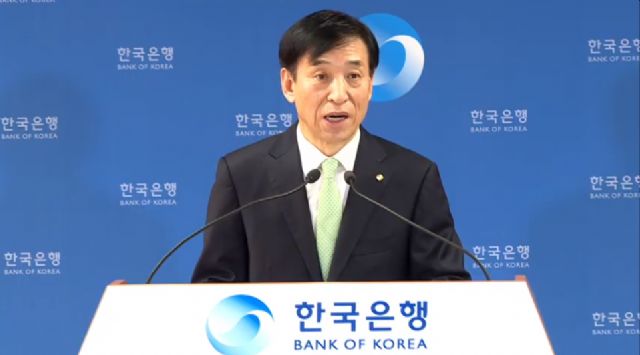 27일 유튜브 생중계로 진행된 기자간담회에서 한국은행 이주열 총재가 말하고 있는 모습.(사진=유튜브 캡처)