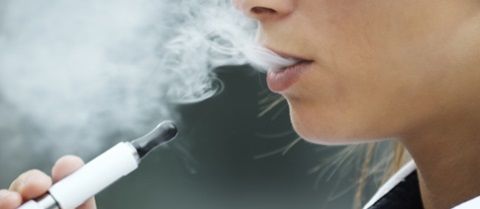 전자담배가 비행기 내 반입이 금지되야 한다는 목소리가 높아지고 있다. 전자담배에 담긴 리튬 이온 배터리가 과열되면 화재가 발생할 수 있다는 게 이유다.