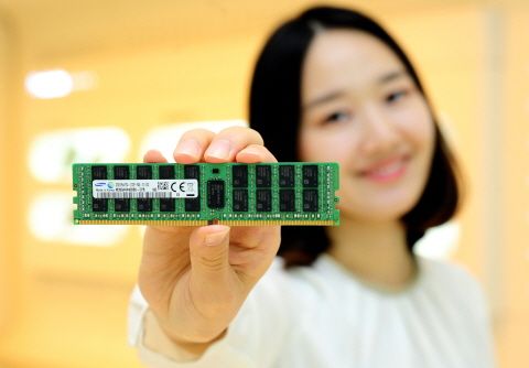 삼성전자가 2014년 출시한 20나노급 서버용 DDR4 메모리. (사진=삼성전자)