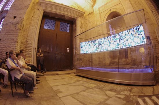 터키 국립 아야소피아 박물관에 설치된 LG 올레드TV를 통해 관람객들이 터키의 역사와 문화재를 감상하는 모습 [사진=LG전자]