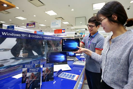 롯데하이마트가 방문객을 대상으로 윈도10 업그레이드를 지원해주는 행사를 진행한다. [사진=롯데하이마트]