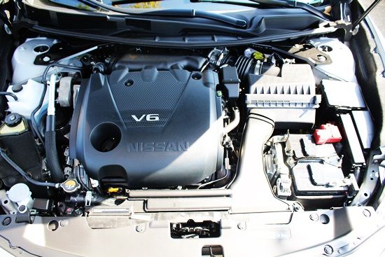 3.5리터 6기통 VQ 엔진이 탑재된 맥시마 엔진룸. 빈틈이 보이지 않는다 (사진=지디넷코리아)