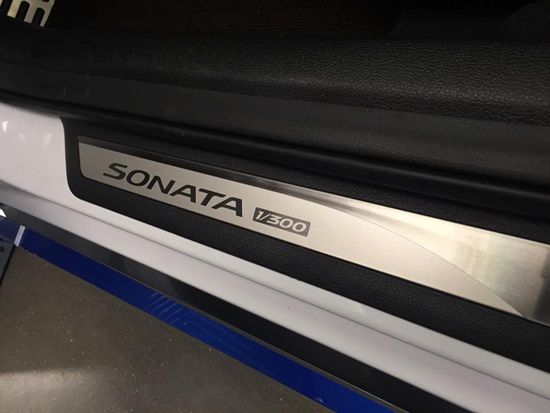 쏘나타 30주년 기념 300대 한정판 차량 중 하나임을 의미하는 도어스커프 '1/300' 표기 (사진=지디넷코리아)