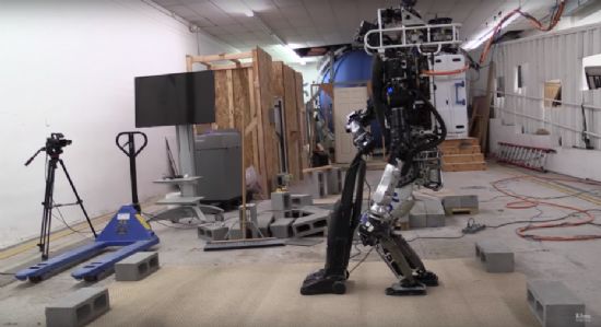 인간형 로봇 아틀라스가 청소기를 사용하는 모습