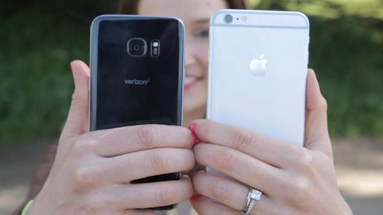 삼성 갤럭시S7 엣지(왼쪽)와 애플 아이폰6S 플러스 (사진=씨넷)