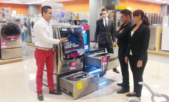 멕시코의 한 가전 매장에서 LG전자 직원이 고객들에게 'LG 트윈워시'를 소개하고 있다. (사진=LG전자)