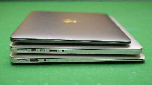 애플은 맥북 최신 모델(맨 위)에선 USB포트를 대거 없애버렸다. (사진=씨넷)