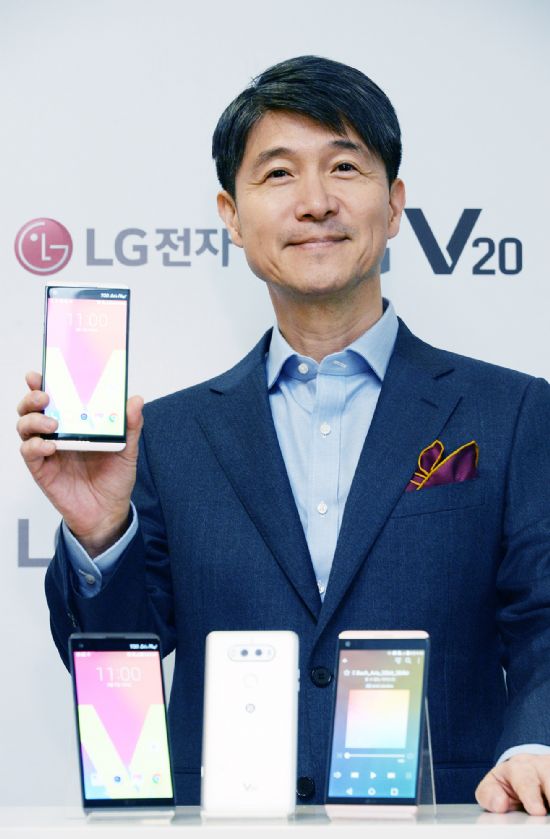 조준호 LG전자 MC사업본부장 사장이 'V20'을 소개하고 있다. (사진=LG전자)