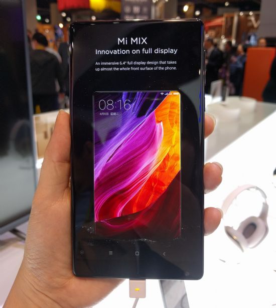 샤오미가 CES 2017에서 글로벌 시장에 공개한 베젤리스 스마트폰 '미믹스(Mi Mix)' (사진=지디넷코리아)