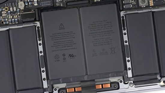 애플 맥북프로 터치바 신형의 배터리 용량이 전작보다 15% 가량 늘었다. (사진=아이픽스잇)