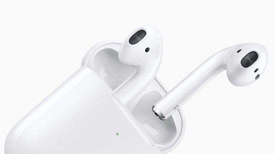 애플이 20일(미국시간) 공개한 새 에어팟. 무선 충전 기능이 추가됐다. (사진=애플)