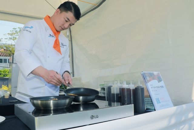유현수 셰프가 LG 디오스 하이브리드 전기레인지를 사용해 요리하는 모습. (사진=LG전자)