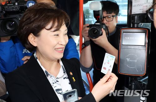 김현미 국토교통부 장관이 정부세종청사에서 국책연구단지로 향하는 버스 안에서 최대 30% 할인되는 광역알뜰교통카드를 시연하고 있다. (사진=뉴시스)