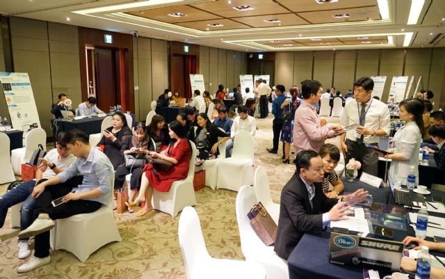 베트남 하노이 그랜드플라자에서 진행된 ‘한-베 중소기업 기술상담회’에서 한국과 베트남 중소기업 관계자들이 기술 협력을 위한 논의를 하고 있다.