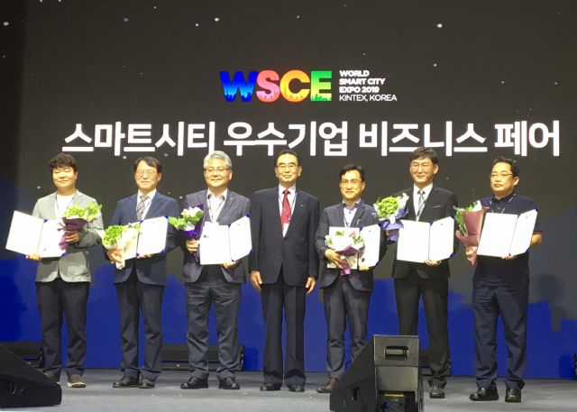 조상기 한국동서발전 발전기술개발원장(왼쪽 두 번째)과 수상자들이 기념 촬영을 하고 있다.