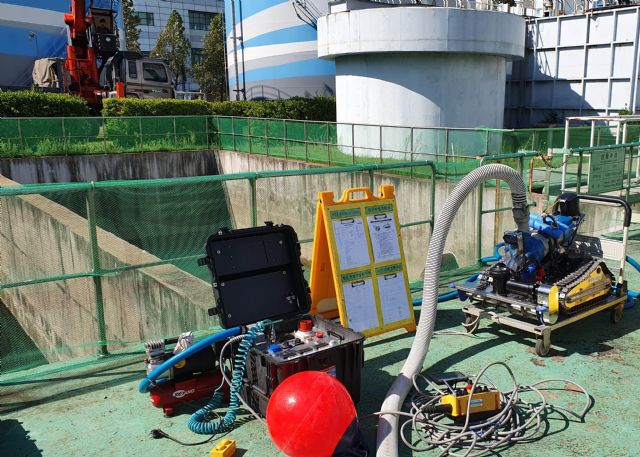 당진화력본부 폐수조 앞에 있는 수중청소로봇.