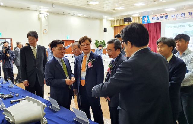 박일준 한국동서발전 사장(왼쪽 세 번째)이 국산화 개발 회사 관계자로부터 설명을 듣고 있다.