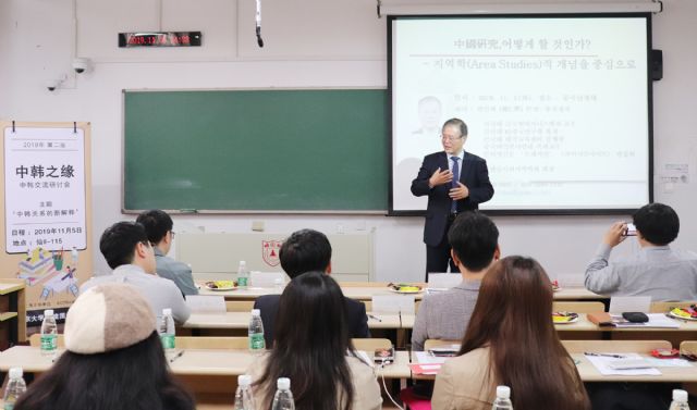 한인희 건국대 교수가 난징대학에서 복수학위 과정을 듣는 학생들에게 '중국연구 어떻게 할 것인가'를 주제로 강의하고 있다.