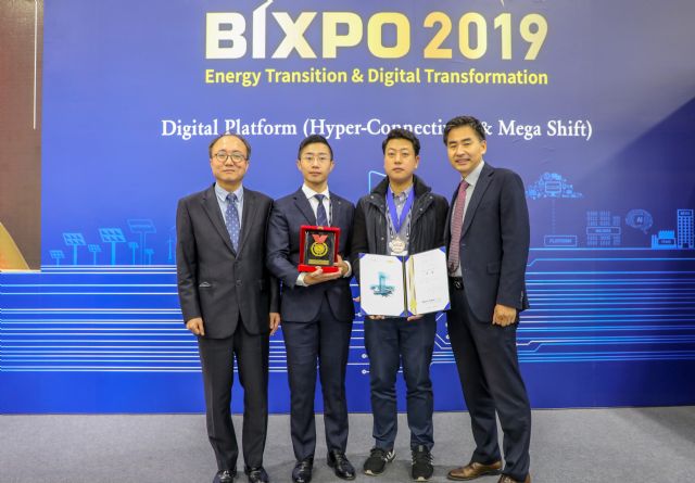 '2019 BIXPO 국제발명특허대전'에서 '스마트그리드 기기 보안인증 시스템'으로 해외발명협회 특별상을 수상한 한전KDN 직원들이 기념촬영을 하고 있다.