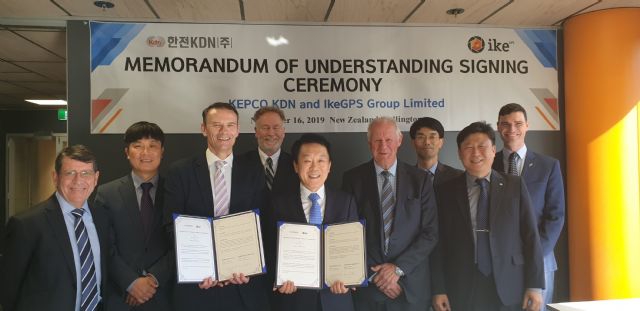김장현 한전KDN ICT사업본부장(왼쪽 다섯번째)과 IkeGPS 그룹 관계자들이 협약을 체결한 후 기념촬영을 하고 있다.