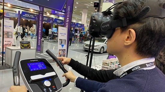 4차산업혁명 페스티벌에서 VR 체험 코너를 즐기는 관람객. (사진=지디넷코리아)