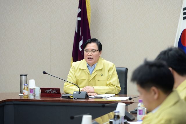 권평오 KOTRA 사장이 중국지역 무역관과 화상으로 연결해 개최한 비상대책반 회의에서 발언하고 있다.