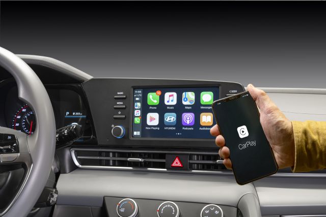 8인치 아반떼 디스플레이와 애플 아이폰이 무선 카플레이로 연결된 모습(사진=현대차) 