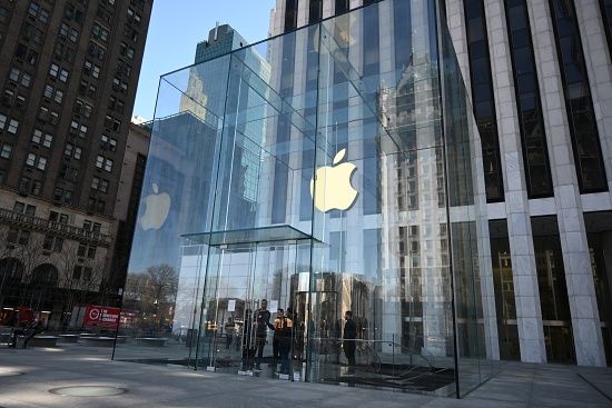 코로나19 확산 방지를 위해 문을 닫은 미국 뉴욕 애플 5번가 매장. (사진=지디넷코리아)