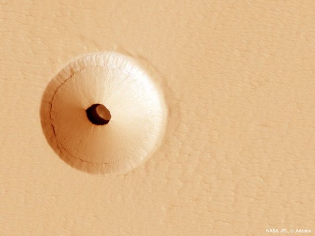 NASA가 포착한 신비로운 화성 구덩이의 모습