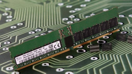 SK하이닉스가 생산한 1Ynm DDR5 메모리 모듈 시제품. (사진=SK하이닉스)