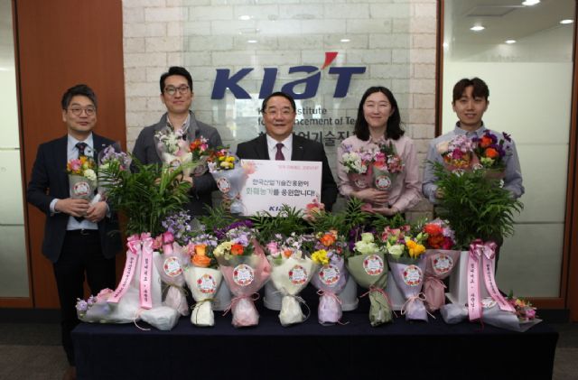 한국산업기술진흥원(KIAT)이 화훼농가 돕기 꽃 소비 캠페인에 동참했다. 석영철 KIAT 원장(가운데)과 직원들이 기념촬영을 하고 있다.