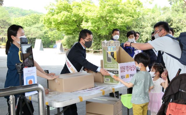 홍정기 환경부 차관(왼쪽 두 번째)이 서울대공원 동물원을 찾은 가족에게 동물원 방역지침 관련 홍보물을 전달하고 있다.