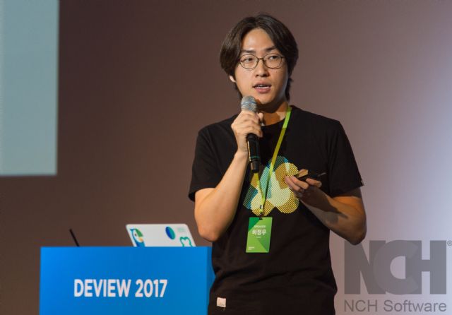 네이버가 매년 개최하는 개발자 컨퍼런스 데뷰(DEVIEW) 2017년 행사에서 발표하고 있는 하정우 리더.