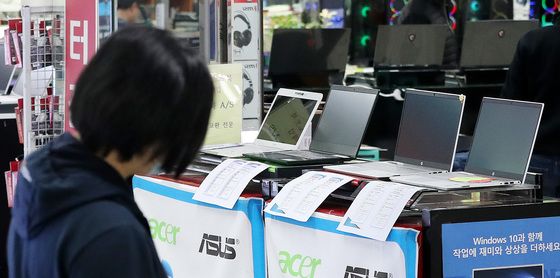 국내외 PC 업체들이 노트북·모니터용 LCD 패널 공급 부족 현상을 겪고 있다. (사진=뉴스1)