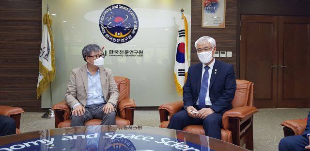 김종석 기상청장(오른쪽)과 이형목 한국천문연구원장이 기상예보와 우주환경 예측분야 협력 방안을 논의하고 있다.