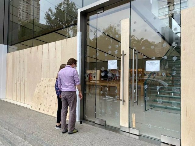 애플, 전세계 매장 100개 가량 문 닫았다