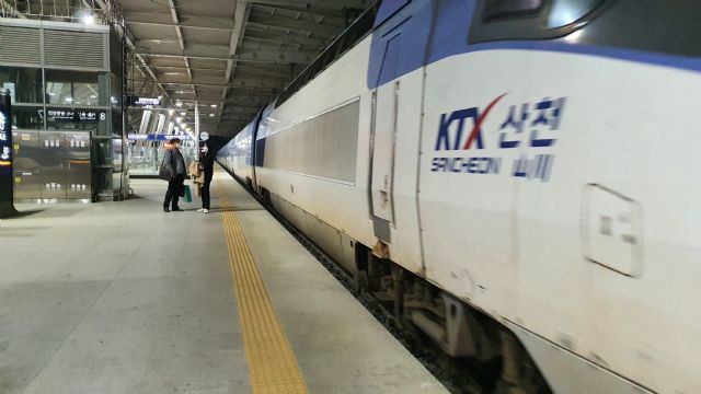KTX 열차 영동 궤도이탈 원인은 '바퀴 피로 파손'