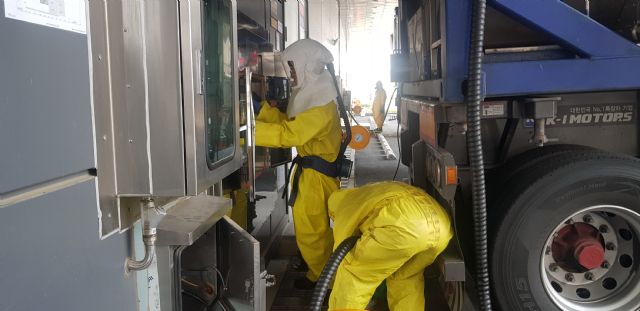 SK하이닉스 관계자들이 탱크로리에서 화학물질을 화학물질실 안에 있는 탱크로 이송하는 작업을 하고 있다.(사진제공=공동취재단)
