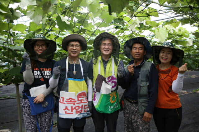 홍재은 NH농협생명 대표, 포천 포도농가 일손돕기 동참