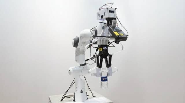 싱가포르 국립대 연구진이 인텔 기술 활용한 인공피부를 로봇에 적용해 촉각을 구현했다. (사진=인텔)