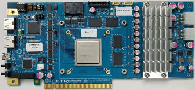 ETRI 연구진이 개발한 고성능 저전력 AI 반도체 NPU 칩 'AB9'.