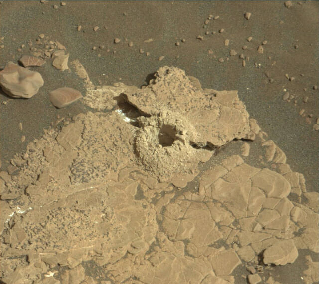 큐리오시티 로버가 화성에 남긴 동그란 구멍