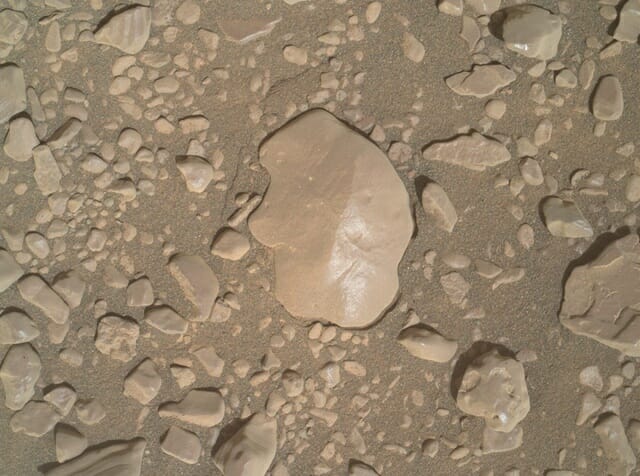 화성에서 발견된 매끈한 바위…”팬케이크처럼 생겼네”