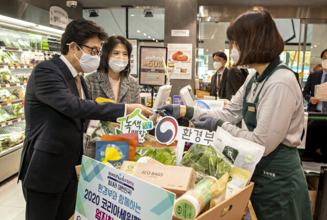 조명래 환경부 장관이 12일 서울 서초구에 소재한 초록마을 서초점에서 녹색제품을 구매하고 있다.